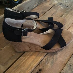 Toms women’s size 11 black wedge sandals